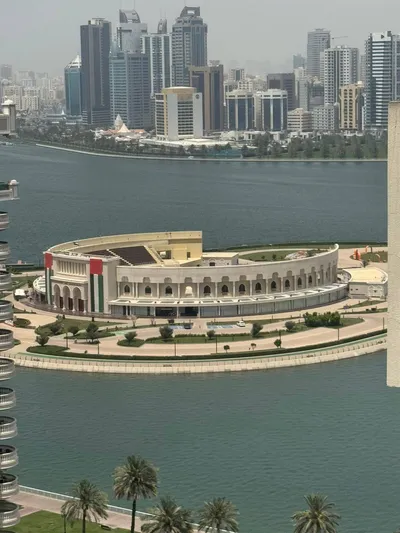 أفخم ثلاث غرف وصالة بمنطقة المجاز 3 مع اطلالة بحرية وسعر مناسب : Image