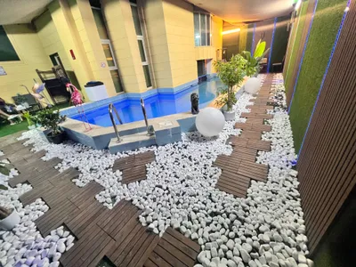 Furnished studio with swimming pool and garden private entrance : Image