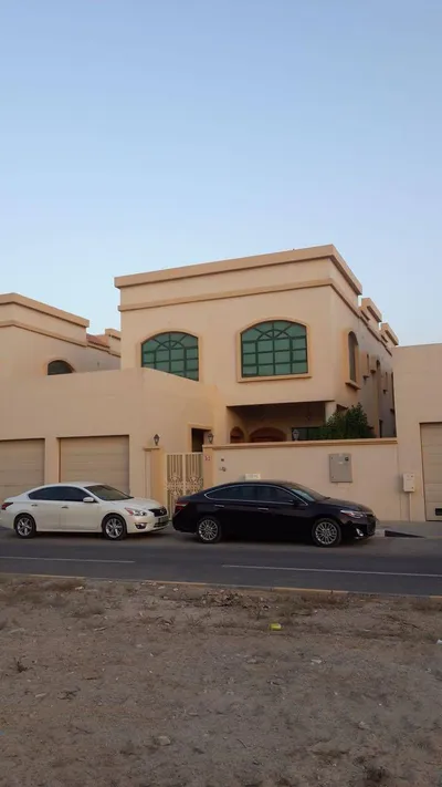 للبيع في الشارقة تقع في منطقة شرقان موقع مميز طابقين تتكون من 5 غرف ماستر + صالة + مجلس كبار + مطبخين (مطبخ حجم كبير + مطبخ حجم صغير) مسبح. : Image