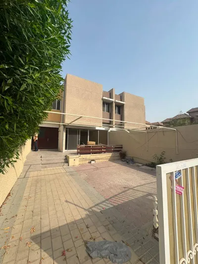 فيلا 4 غرف للايجار السنوى بمنطقة شرقان - الشارقة : Image