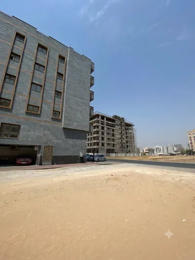 بناية جديدة | 29 وحدة | دخل سنوي 986 ألف  للبيع بناية سكنية تجارية في صناعية الجرف – عجمان : Image