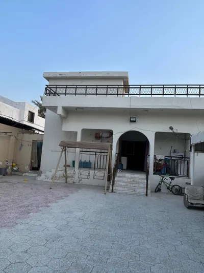 للبيع بيت عربي في سمنان بدخل سنوي 130 الف مقسم الي قسمين وبعدادين : Image
