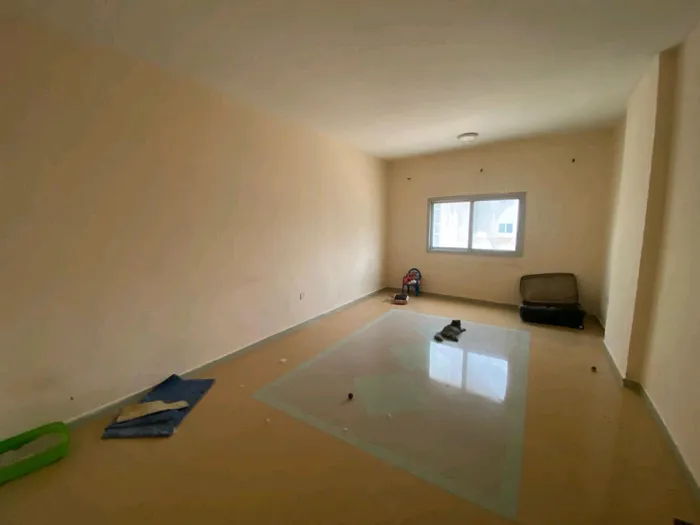 Two rooms and a hall followed by a bathroom : Image 1