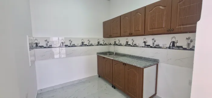 شقه غرفه وصاله اول ساكن نظامي مطبخ وحمام : Image 1