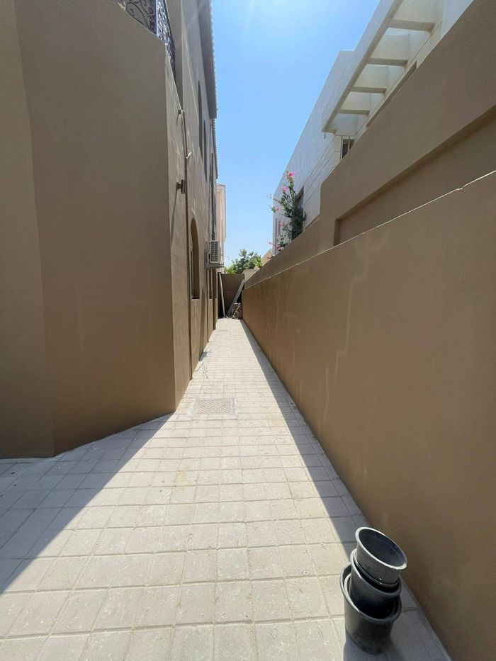 For rent in Al-Rawda, a large villa with 5 master rooms, two halls, a majlis, a maid room and two parking spaces : Image 1