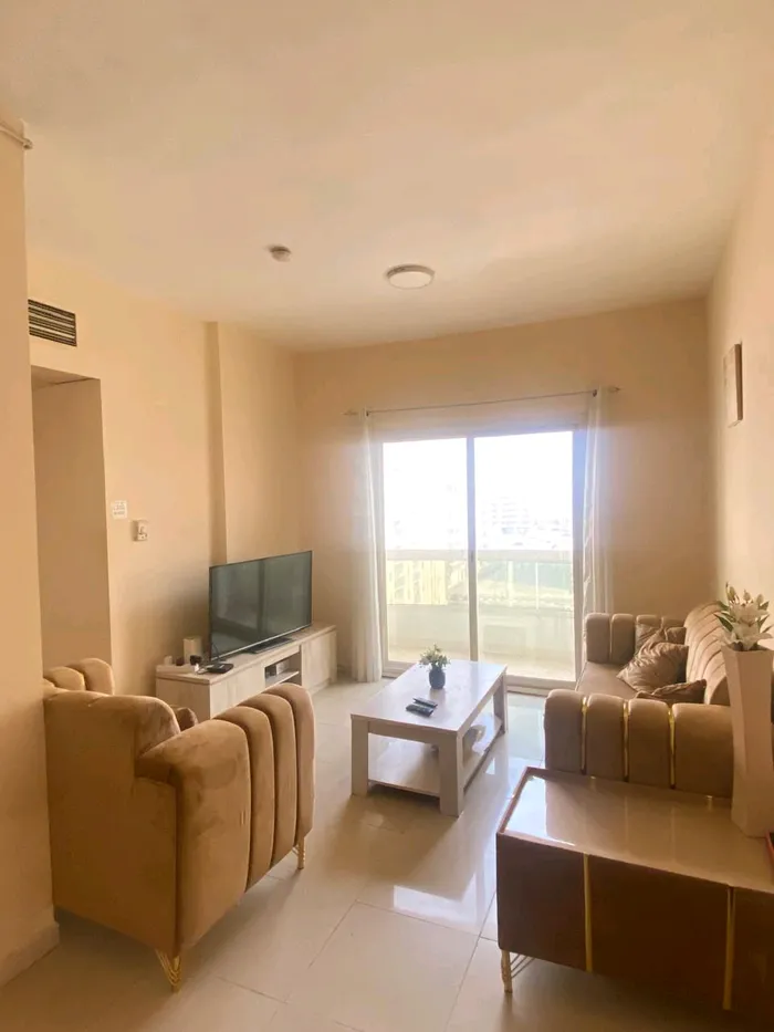 One bedroom apartment and a hall : Image 1