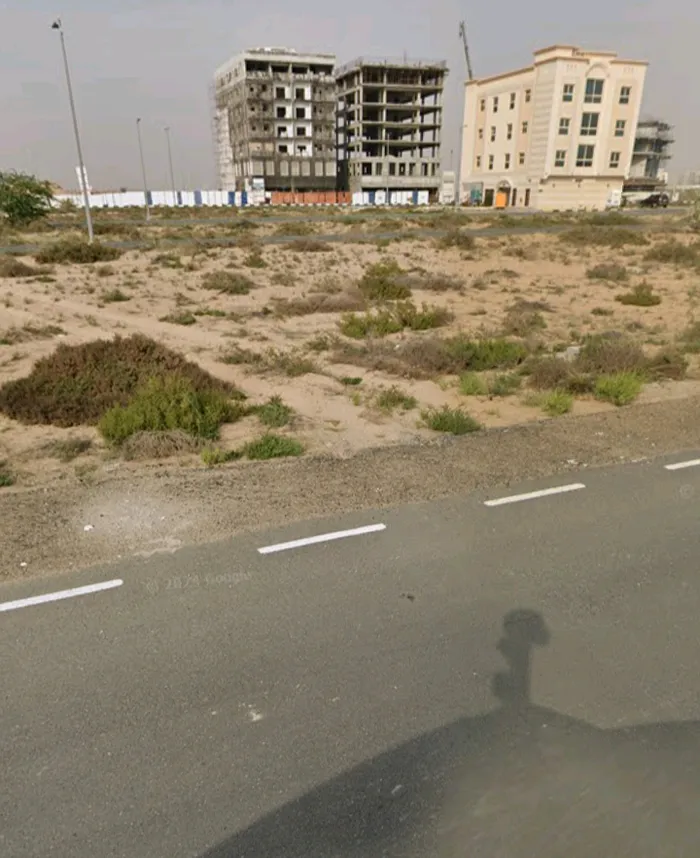 علي شارع الإمارات العابر 2شارع ارض سكني استثماري بنايات g+3 : Image 1