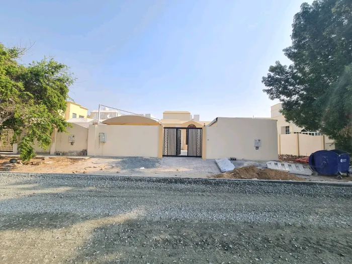 فيلا للايجار بمنطقة الروضه 3 : Image 1