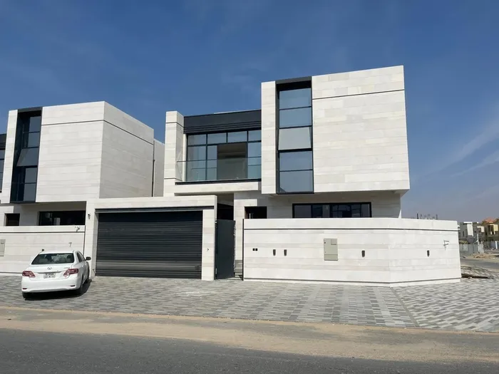 فيلا للبيع في عجمان بدون دفعه اولي تملك حر تشطيب شخصي ديكورات حديثه : Image 1