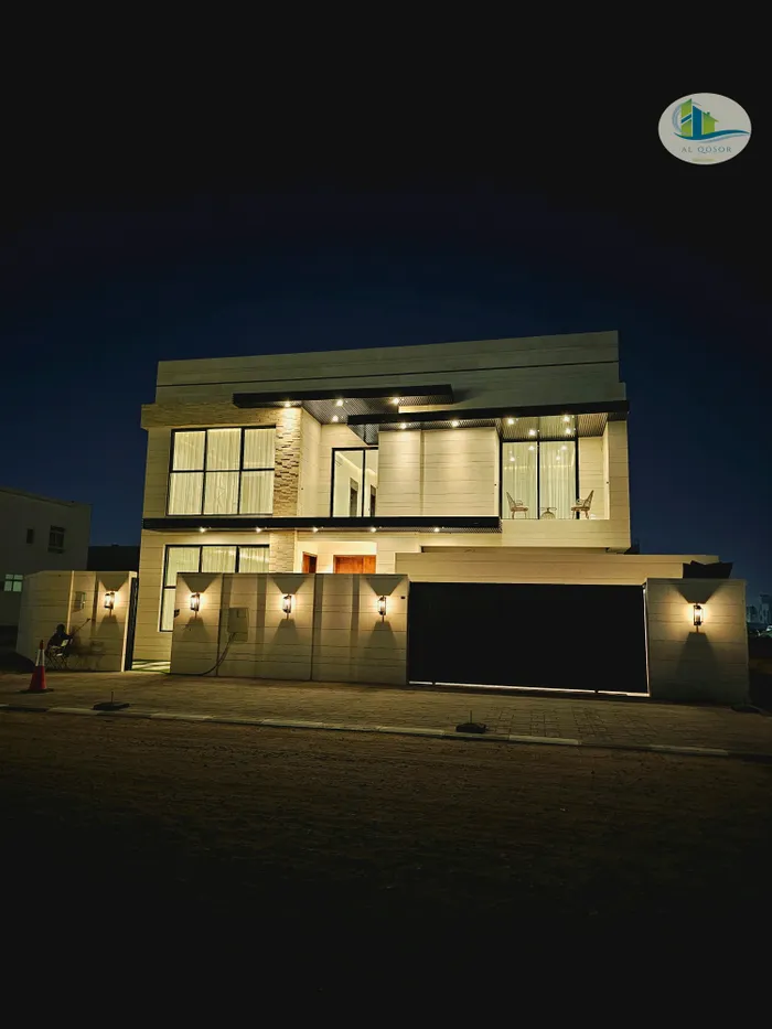 بجوار مسجد مباشرة فيلا للبيع بعجمان منطقة الروضه طابقين وروف وجهه حجر بالمكيفات زاويه شارعين مع امكانية التمويل البنكي الميسر 
تتكون من خمس غرف نوم ماستر ومجلس ماستر وصالة ماستر ومطبخ رئيسى مجهز بالكامل وغرفه خادمه وصاله فوق وغرفه غسيل وشرفه وروف وبر : Image 1