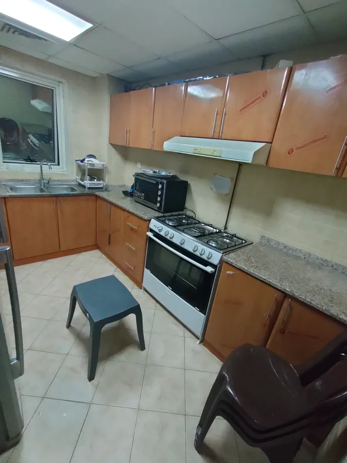 موجود شقة شيرنج شباب عرب للايجار السنوي بنهدة الشارقة امام صحاري سنتر وقريبه جدا من باصات دبي والبرج يوجد به شيرنج و البرج يوجد بمنطقة خدمات وقريب من ماركت نستو وماركت اللولو والشقة مفروشة فرش نظيف والسراير سنجل ومكتملة العدد بالايجار موظفين عرب للاس : Image 1