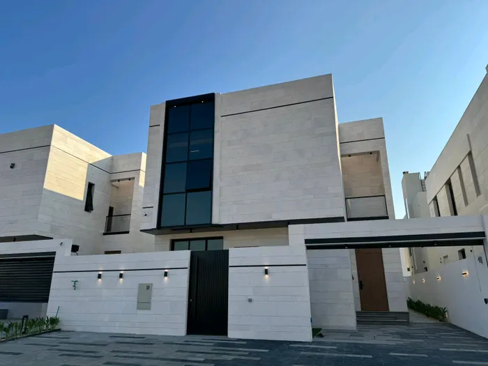 فيلا للبيع من المالك مباشر تشطيبات عاليه الجوده تكييف مركزي تملك حر لجميع الجنسيات تصلح للتمويل البنكي : Image 1