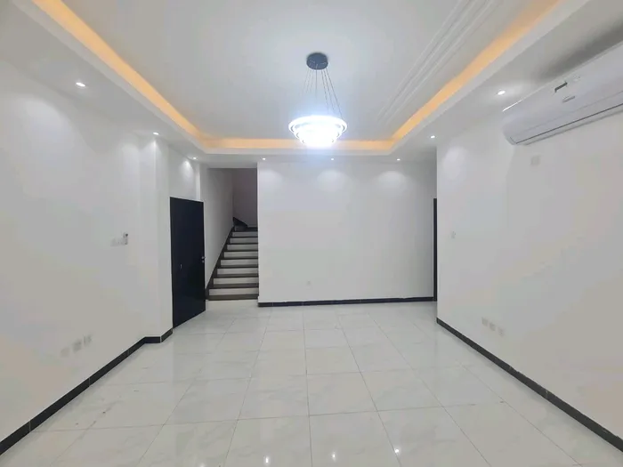 فيلا إيجار متكونه من 4 غرف ومجلس وصاله وجاهزه للسكن واصله كهرباء ومياه وقريبه من مخرج دبي والشارقة وجميع الخدمات متوفرة : Image 1