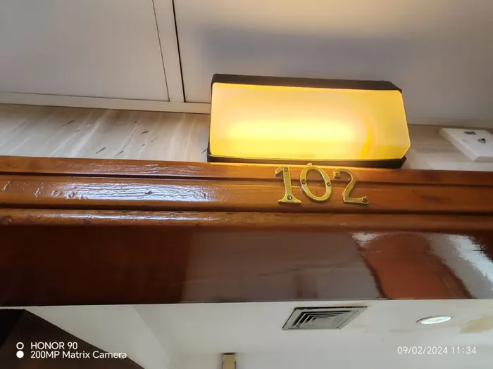 For rent, a 2-bedroom apartment, a living room, 2 bathrooms, a balcony, and parking : Image 1