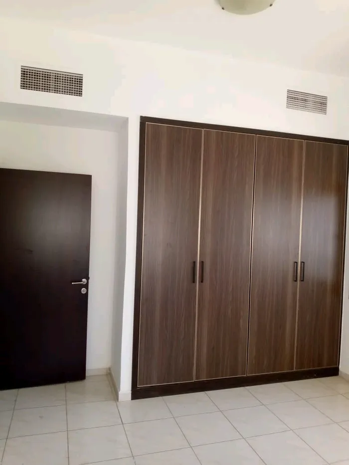 للايجار السنوي شقة غرفتين وصاله وحمامين : Image 1