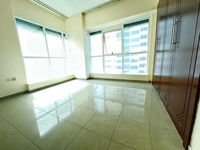For annual rent in Ajman, Al Karama area, directly on Al Karama roundabout, a new tower, a room and a hall with 2 bathrooms, a large balcony and super deluxe finishing. The price is 35,000 in 4 installments : Image 1