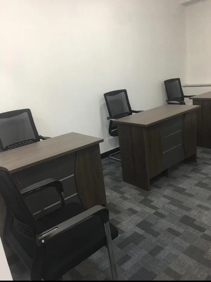 مكتب للإيجار للإيجار السنوى 34 الف على 4 شيكات شامل جميع الخدمات : Image 1