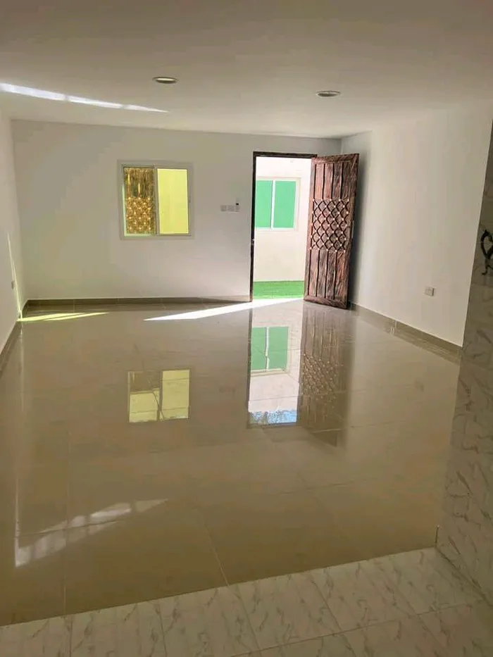 للايجار استوديو ف فيلا غرفه حمام مطبخ شامل ماء كهرباء انترنت صيانة ب ١٥٠٠ درهم شهري الموقع العين  المسعودي : Image 1