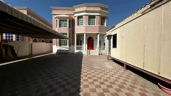 فيلا للايجار في الروضه 3 دفعه واحده 5غرف ماستر مجلس وصاله كبار 7حمامات مطبخ رئيسي..السعر لقطه الف65 : Image 1