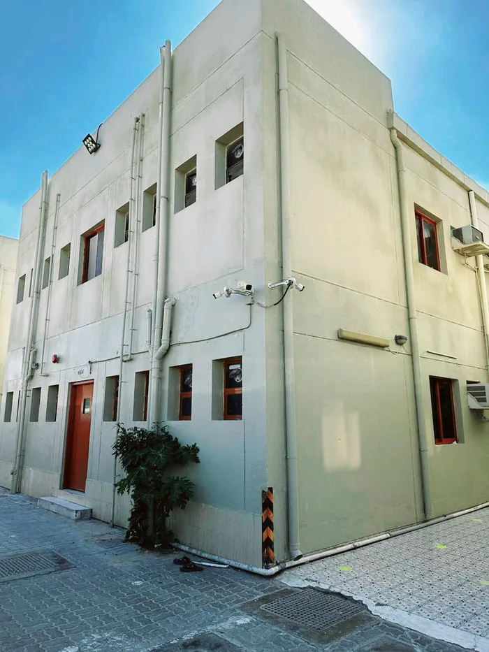 سكن عمال للبيع في عجمان -الجرف- الباهية مكون من 6 بلوكات كل بلوك يحتوي على 30 غرفةيوجد في البلوك الاول محلات تجارية السكن مرتب بشكل جيد وعائد استثمار اكثر من 10% : Image 1