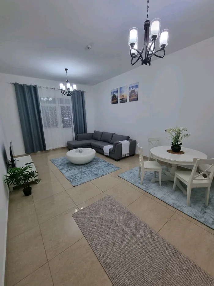 غرفه وصاله مفروشه للإيجار الشهري 

في عجمان ليواره منتصف المدينه 

خلف بنك ابو ظبي التجاري 

قريبه من جميع الخدامات اللولو هايبر ماركت 

و علي بعد دقيقه من محطة الباصات 

شامل جميع الفواتير 

السعر 4500 درهم 

1000 درهم تامين مسترد عند الخروج : Image 1