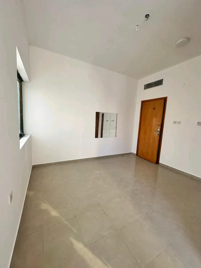 A room and a hall for rent in Al Jurf 2 : Image 1