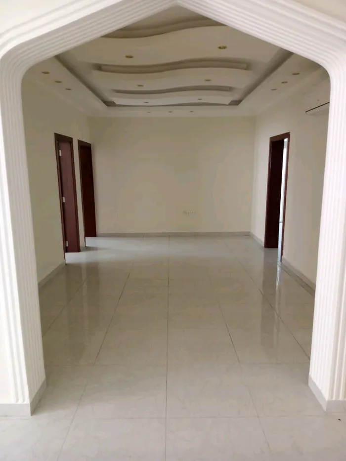 4 rooms and a hall for annual rent in Jerf 2 : Image 1