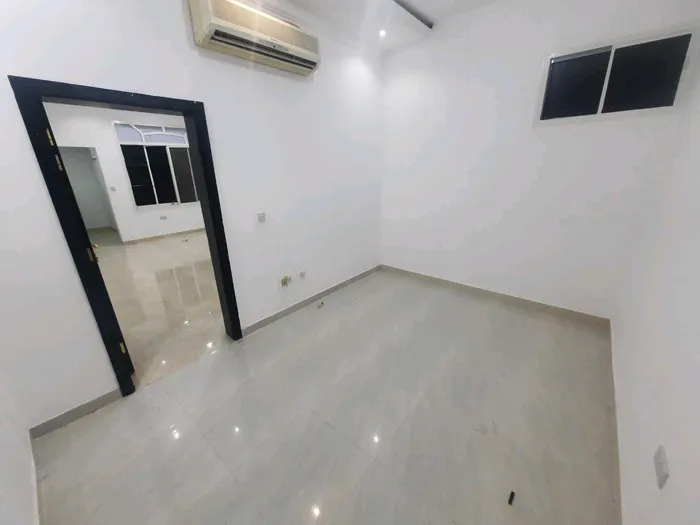 A room and a hall in Abu Dhabi, Shakhbout City, for rent : Image 1
