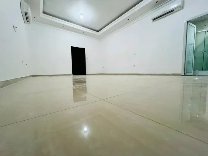 For rent a studio in a villa on Al Jawzat Street behind Al Falah Plaza. Monthly rent includes water, electricity, maintenance and you are without commission : Image 1