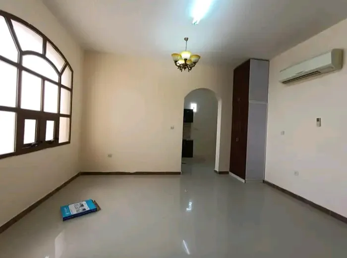 للايجار استوديو ف فيلا غرفه حمام مطبخ شامل ماء كهرباء انترنت ب 1600 درهم شهري الموقع العين زاخر : Image 1