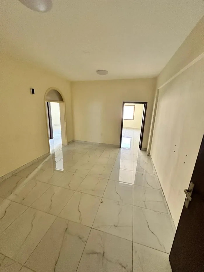 غرفتين وصاله للايجار السنوي بعجمان بمنطقه الكرامه : Image 1