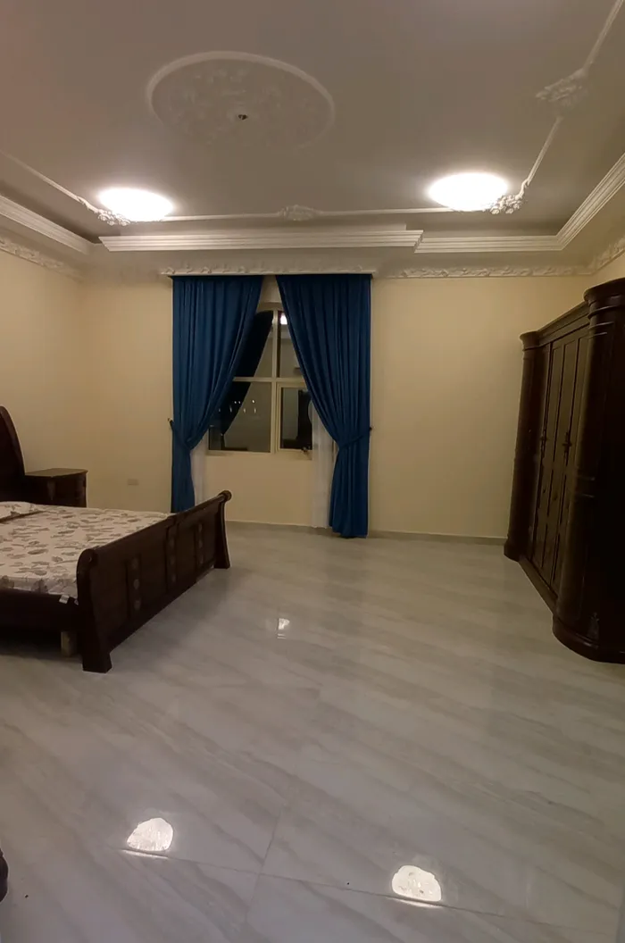 For rent an apartment in a furnished villa, the first inhabitant has a room, a hall, a bathroom, a kitchen, a split air conditioning, a car park, including water, electricity, Internet, for 3200 dirhams per month. The location is Al Ain, the division : Image 1