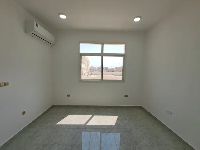 للايجار شقه غرفه وصاله و٢ حمام موقع متميز في شخبوط دور اول : Image 1