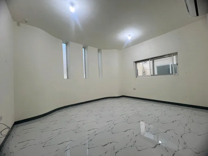 للايجار شقه ثلاث غرف ومجلس وثلاث حمامات : Image 1