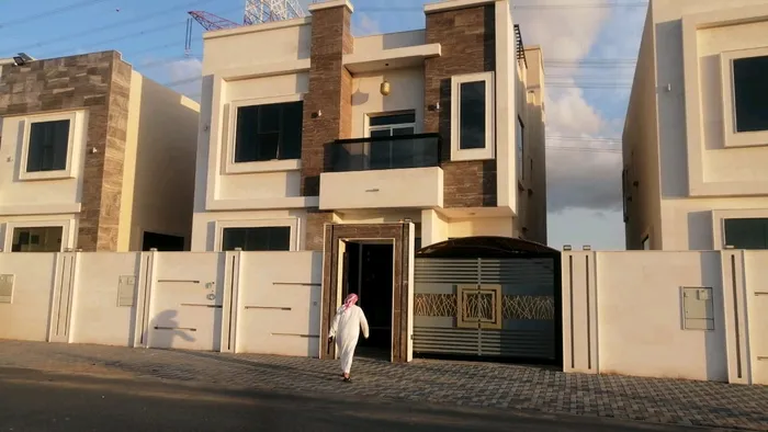 فيلا للبيع في عجمان الياسمين مكونة من 5 غرف ماستر +صالة +مجلس + مطبخ تشطيبات سوبر ديلوكس معفاه من رسوم التسجيل تملك حر لجميع الجنسيات : Image 1