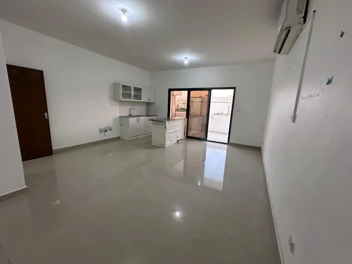 غرفه وصاله مع بلكون للايجار بين الجسرين : Image 1