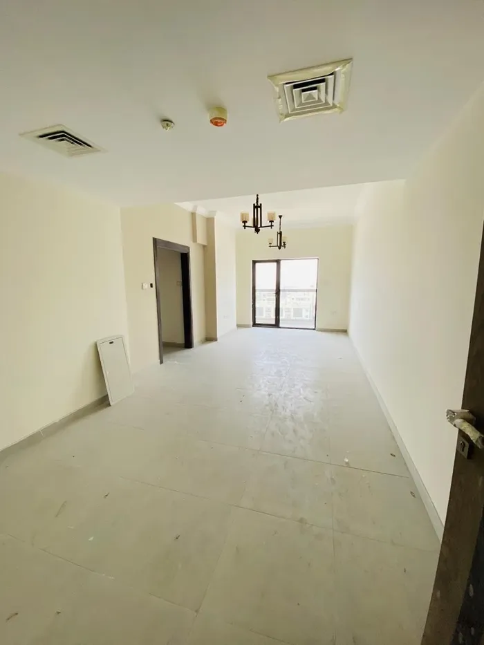 للايجار شقة في بناء جديد اول ساكن  بمنطقة الجرف 2 قريب من محكمة عجمان يتكون من غرفه وصاله مساحه واسعه  مع بلكونه 2 حمام وغرفتين وصاله مساحه واسعه 3 حمام تشطيب سوبر ديلوكس مع جيم مجانا تسهيلات بالدفع علي 4 دفعات : Image 1