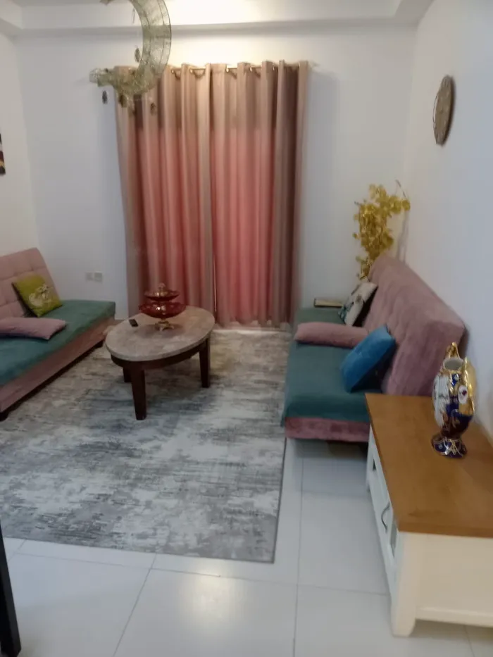 For rent, a furnished apartment with a living room : Image 1