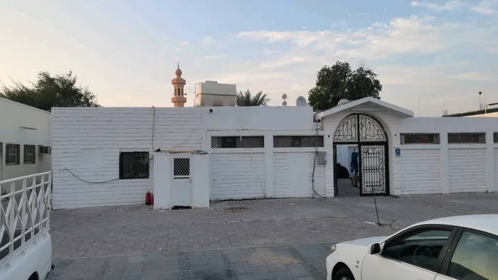 للبيع بيت شعبي نظيف متداول على شارعين في بنياس قرب المول موجر بدخل طيب مساحة البيت 100 في 80 قدم مطلوب مليونين و 700 الف للجادين ومشاهدة الصور التواصل مع .. ابواحمد              0551264924 : Image 1