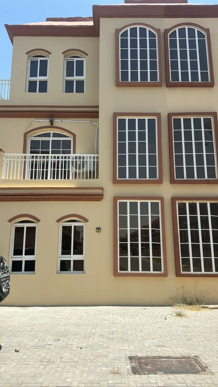 Villa for annual rent in Ajman : Image 1