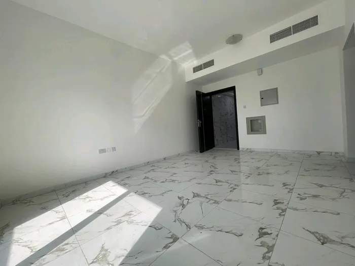 One-bedroom apartment and a hall for annual rent : Image 1