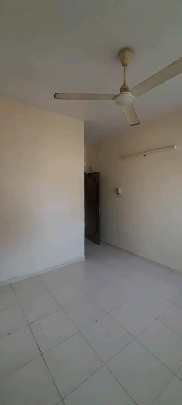 للايجار السنوي شقة غرفه وصاله : Image 1