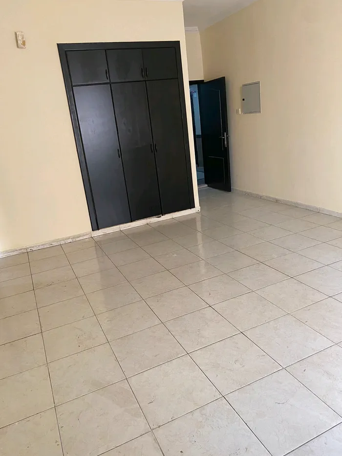 for annual rent One-bedroom apartment and a hall : Image 1