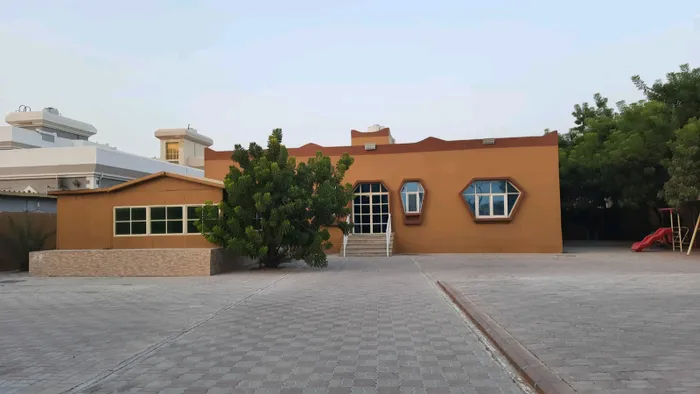 للإيجار فيلا طابق أرضي بالحميديه خلف المرور 4 غرف و مجلس و صاله مع ملحق خارجي مطبخ و غرفة خادمه مطلوب 85 قابل للتفاوض : Image 1