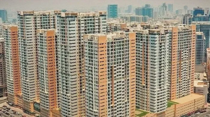 Apartment for sale in Ajman, Ajman One Towers, the fifth building, a great location near services. 15 minutes from the Emirate of Sharjah, 25 minutes from Dubai International Airport. It consists of a room, a hall, 2 bathrooms, a closed kitchen and 2 : Image 1