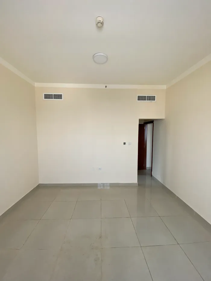Apartment for annual rent has 3 rooms and a hall with 3 bathrooms, a maid's room and the rooms are master : Image 1