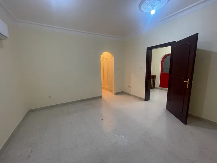 For rent a 4 bedroom villa in Khalidiya Abu Dhabi : Image 1