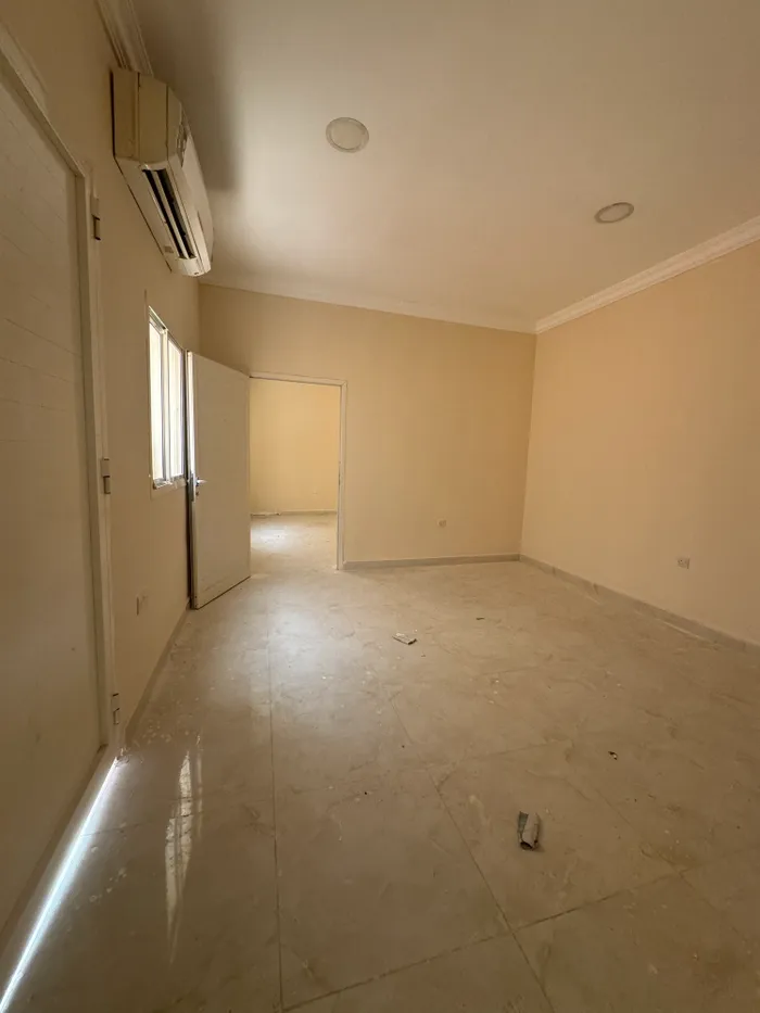 For monthly rent, an apartment with one room, a hall, a bathroom and a kitchen : Image 1