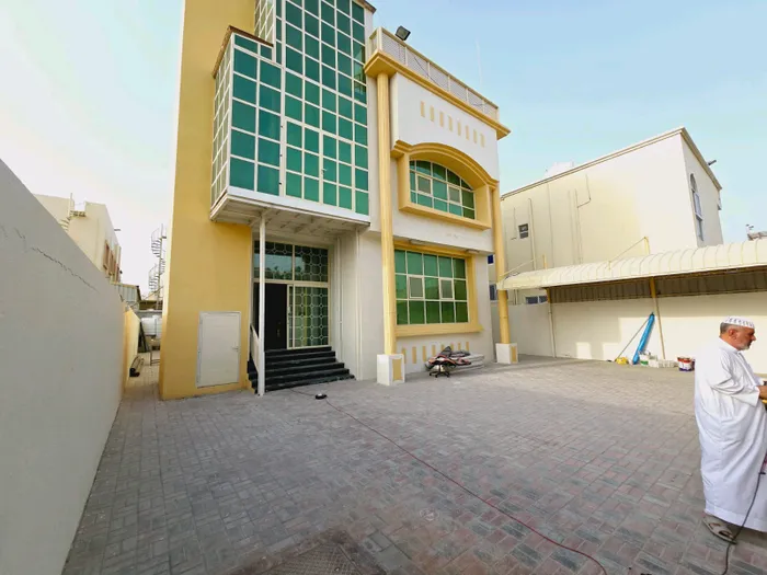 A villa for rent with an area and capacity of a villa with 7 rooms : Image 1