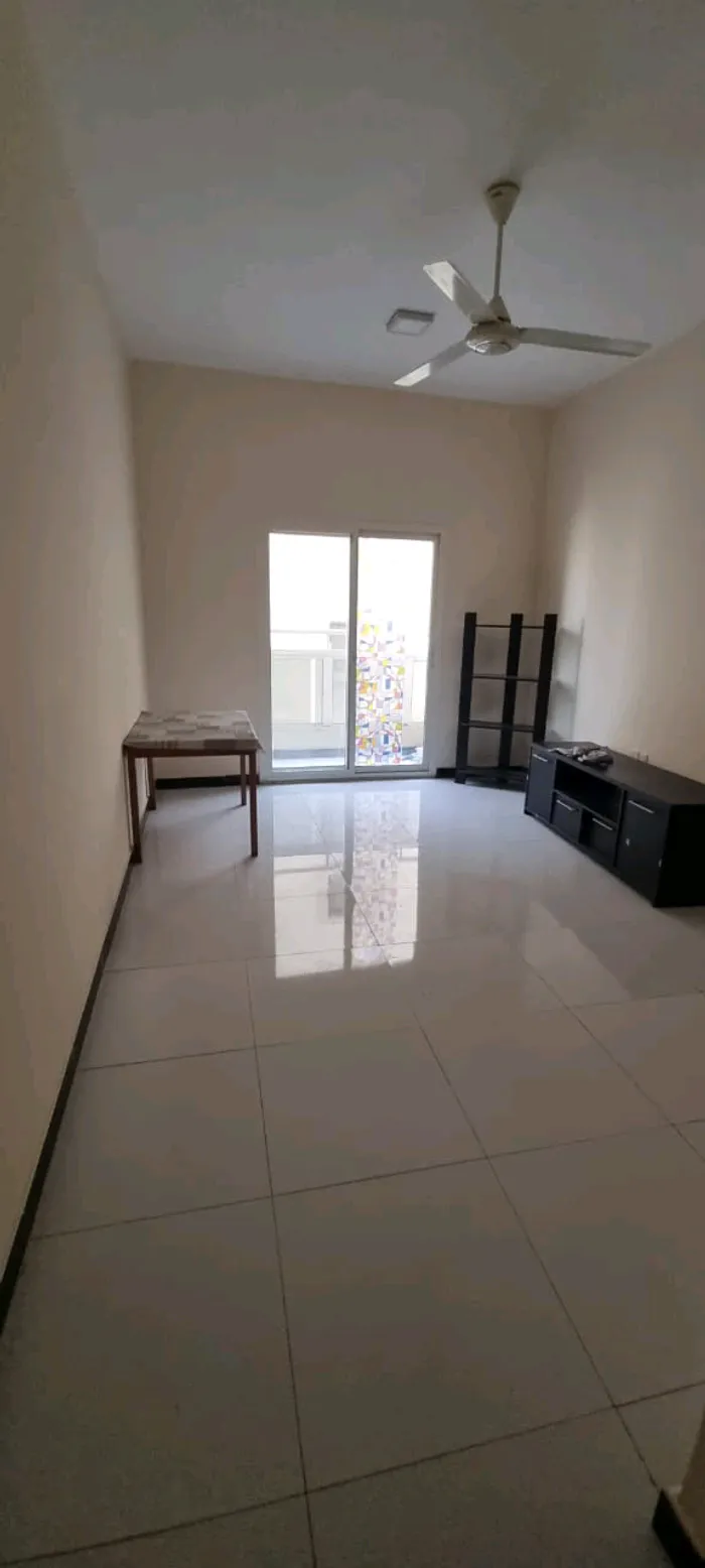 للايجار السنوي غرفه وصاله ومطبخ و2حمام وبلكونه : Image 1